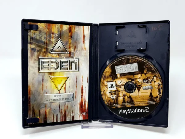 Interior del juego Project Eden (FRA) para PlayStation 2 con disco y manual