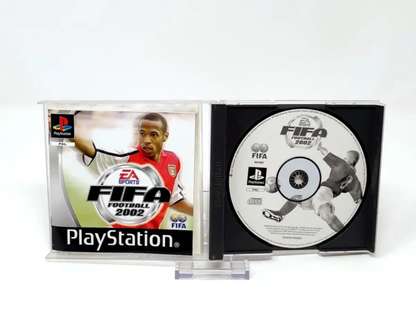 Interior del juego FIFA Football 2002 (UK) para PlayStation 1 con disco y manual