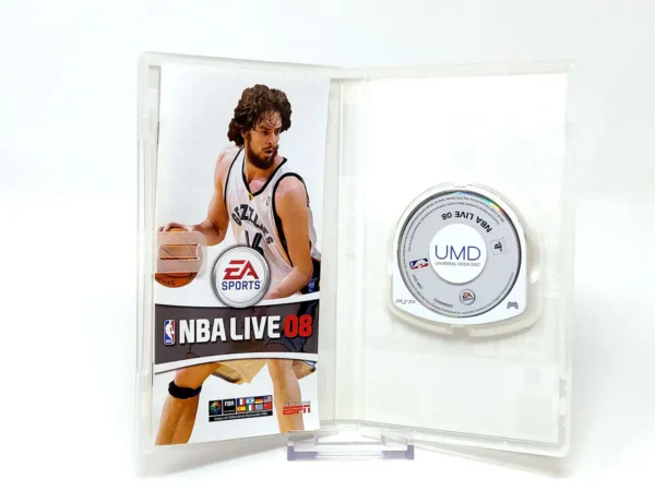 Interior del juego NBA Live 08 (ESP) para PSP con disco y manual