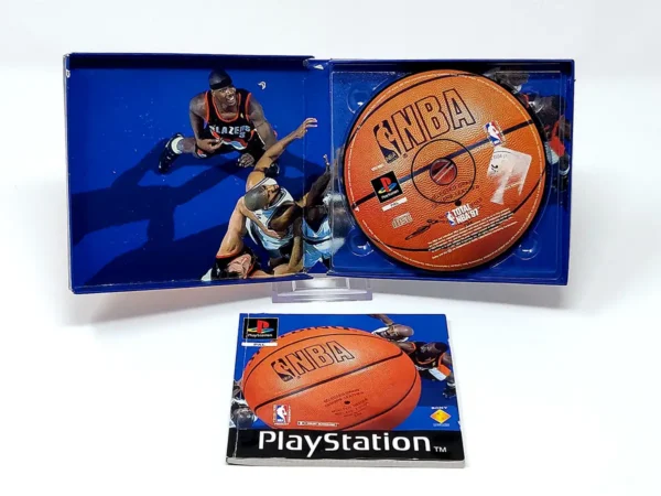 Interior del juego Total NBA '97 (ESP) para PlayStation 1 con disco y manual