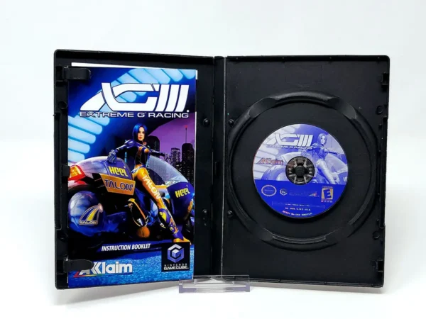 Interior del juego XGIII: Extreme G Racing (USA) para Nintendo GameCube con disco y manual