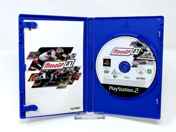 Interior del juego MotoGP 07 (ESP) para PlayStation 2 con disco y manual