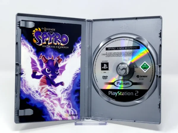 Interior del juego De Legende van Spyro: Een Draak is Geboren (HOL) (Platinum) para PlayStation 2 con disco y manual