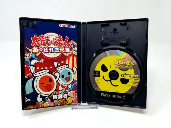 Interior del juego Taiko no Tatsujin: Appare Sandaime (JAP) para PlayStation 2 con disco y manual