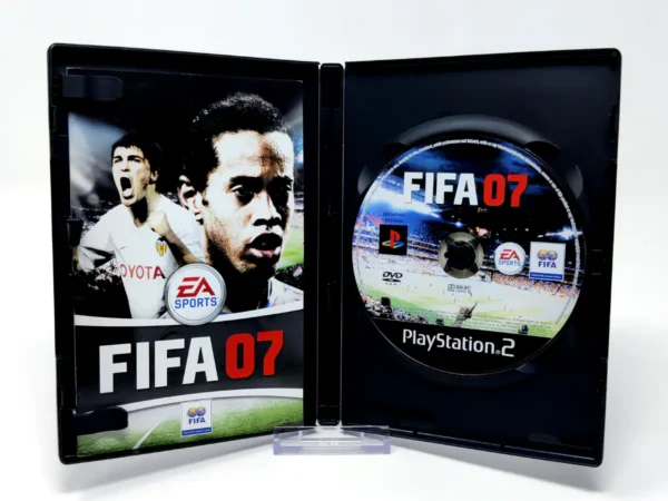 Interior del juego FIFA 07 (ESP) (v1) para PlayStation 2 con disco y manual
