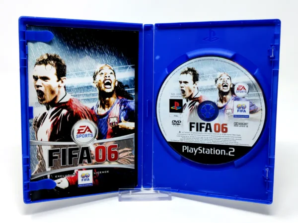 Interior del juego FIFA 06 (ESP) para PlayStation 2 con disco y manual