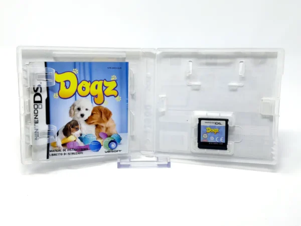 Interior del juego Dogz (ESP) para Nintendo DS con disco y manual