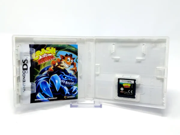 Interior del juego Crash of the Titans (ESP) para Nintendo DS con disco y manual