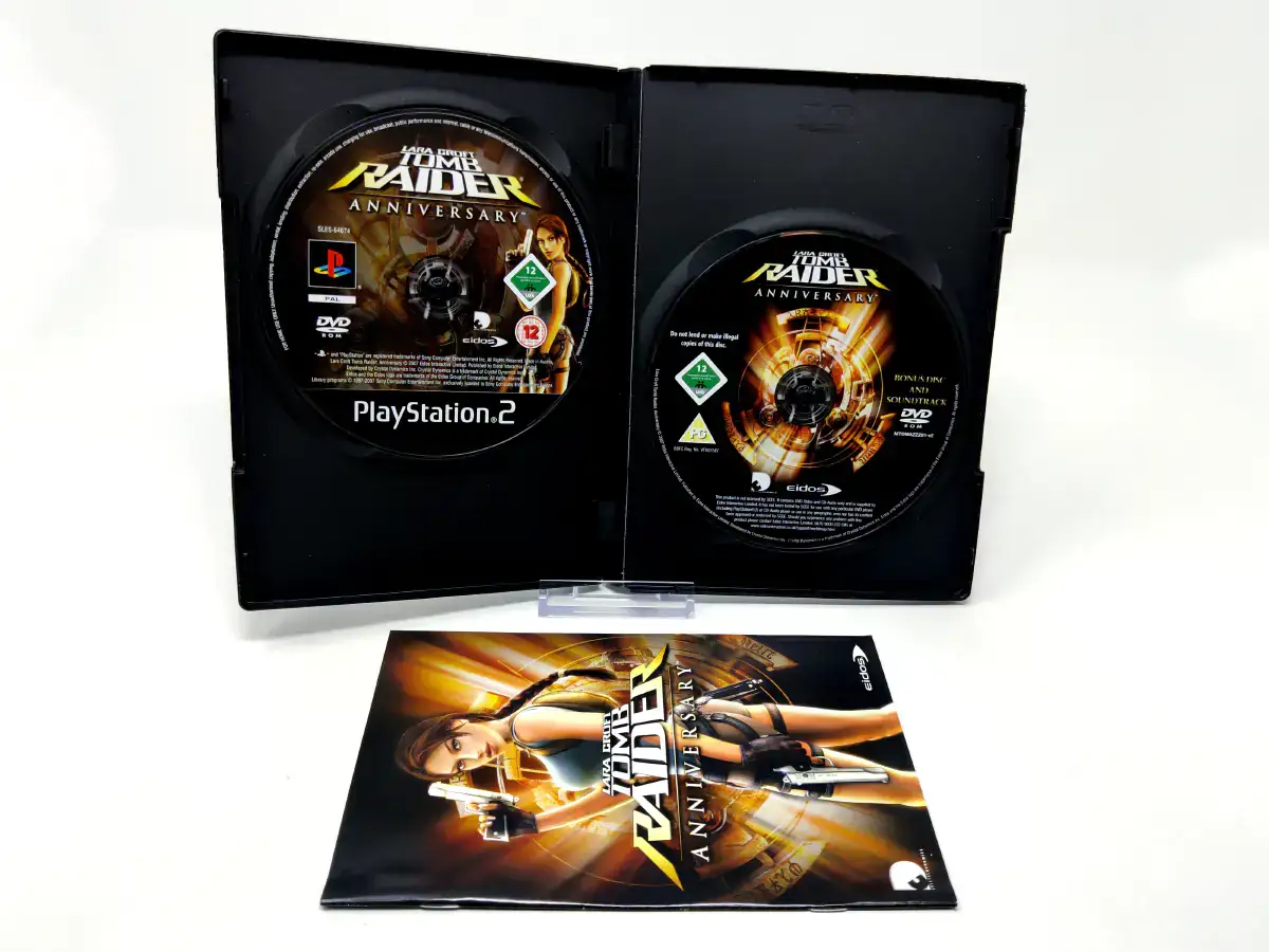 Interior del juego Lara Croft Tomb Raider: Anniversary (Edizione Speciale) (ITA) para PlayStation 2 con disco y manual