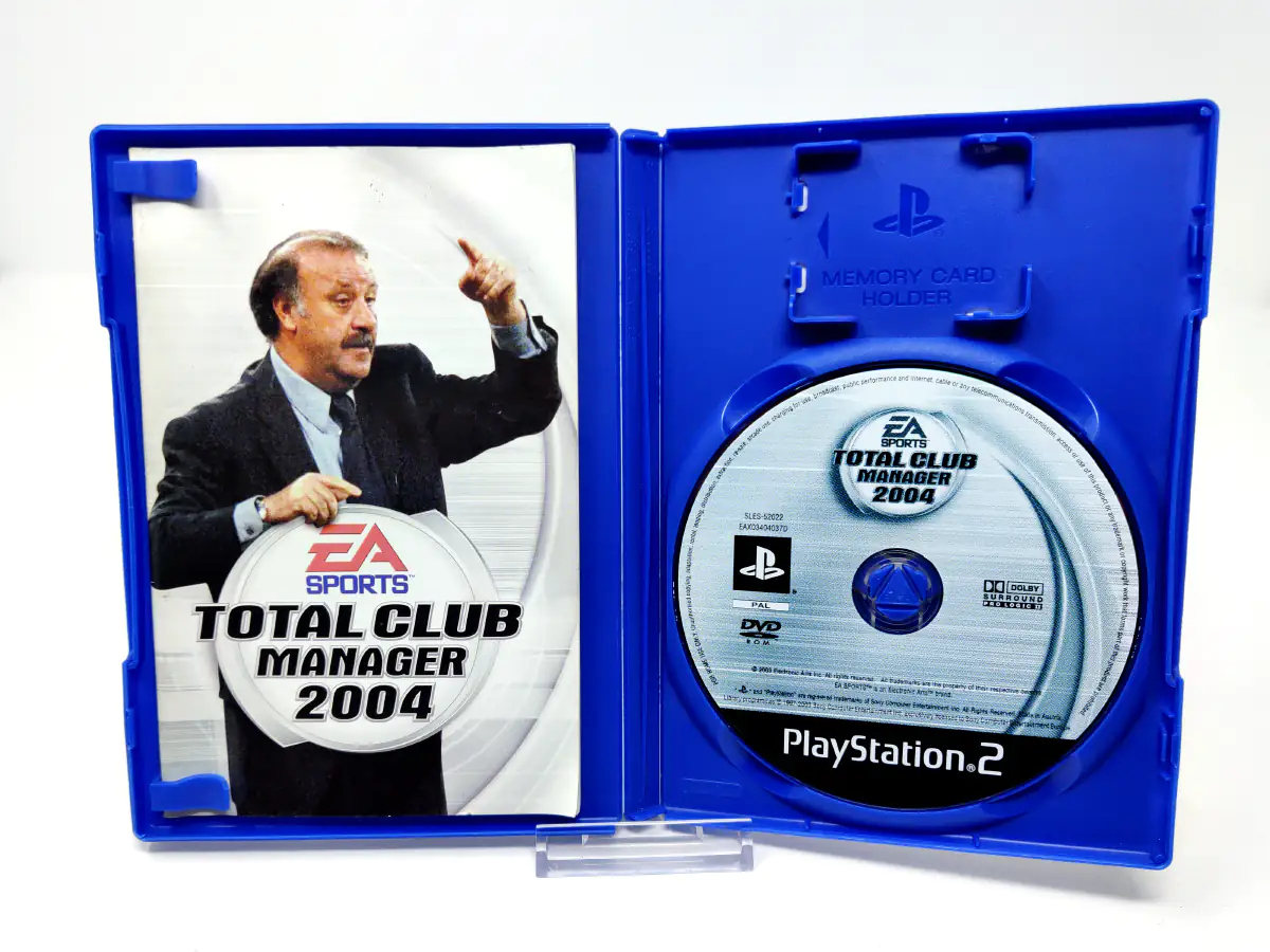 Interior del juego Total Club Manager 2004 (ESP) (v1) para PlayStation 2 con disco y manual