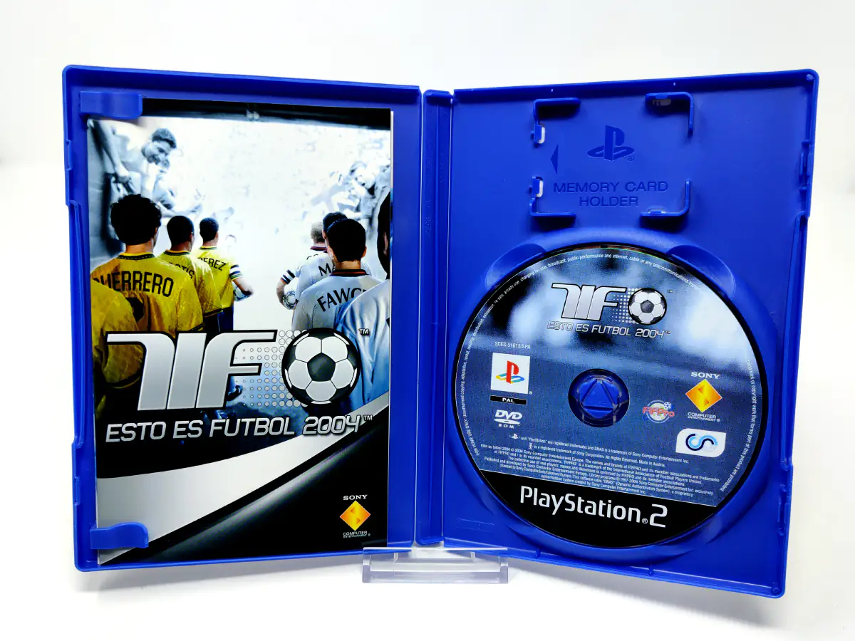 Interior del juego Esto Es Futbol 2004 (ESP) (v2) para PlayStation 2 con disco y manual