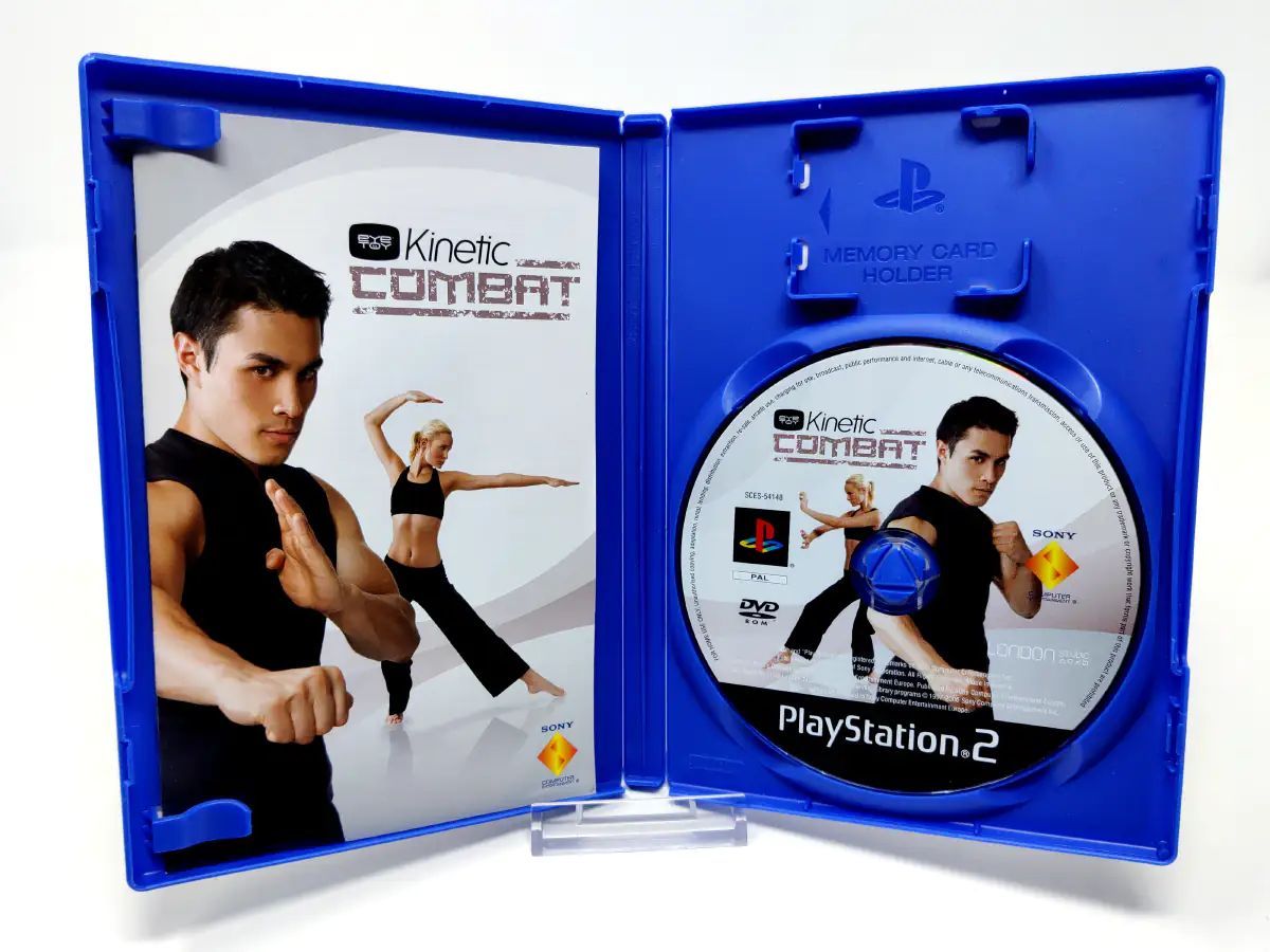 Interior del juego EyeToy: Kinetic Total Combat (ESP) (v1) para PlayStation 2 con disco y manual