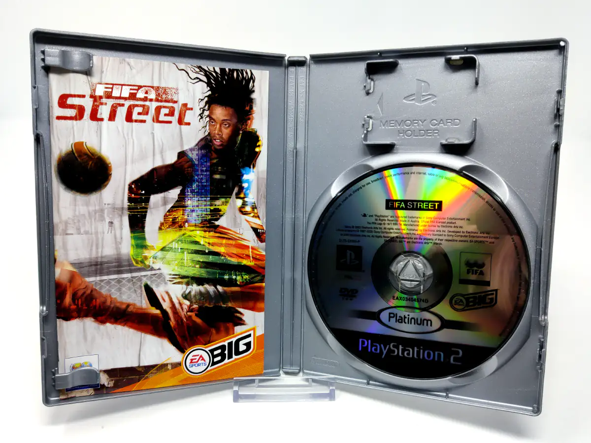 Interior del juego FIFA Street (ESP) (Platinum) para PlayStation 2 con disco y manual