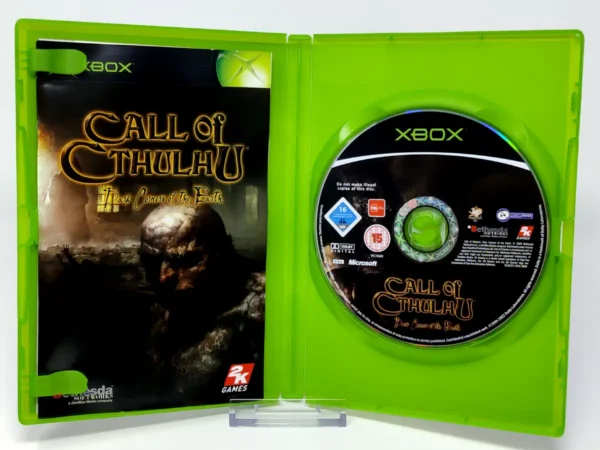 Interior del juego Call of Cthulhu: Dark Corners of the Earth (ESP) para XBOX con disco y manual