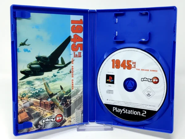 Interior del juego 1945 I & II: The Arcade Games (ESP) para PlayStation 2 con disco y manual