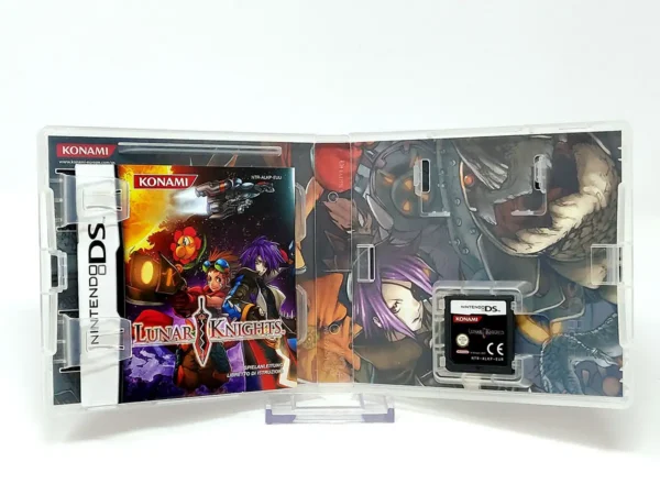 Interior del juego Lunar Knights (ITA) para Nintendo DS con disco y manual