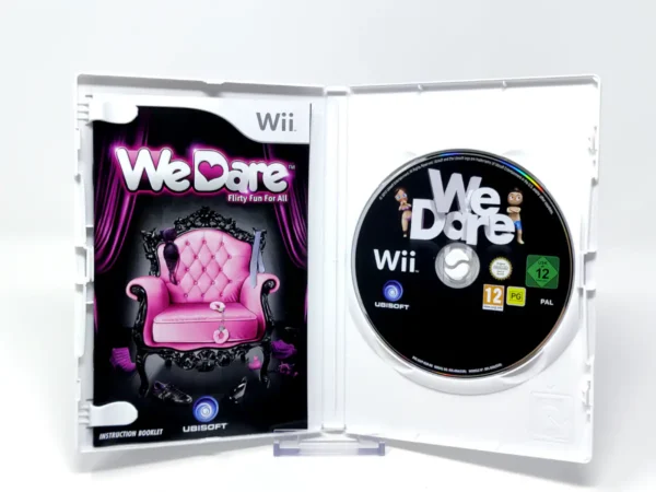 Interior del juego We Dare: Flirty Fun For All (UK) para Nintendo Wii con disco y manual