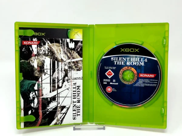 Interior del juego Silent Hill 4: The Room (ESP) para XBOX con disco y manual