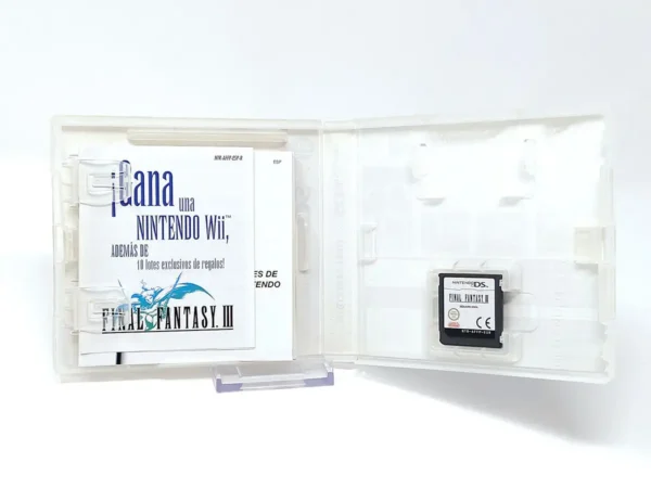 Interior del juego Final Fantasy III (ESP) para Nintendo DS con disco y manual