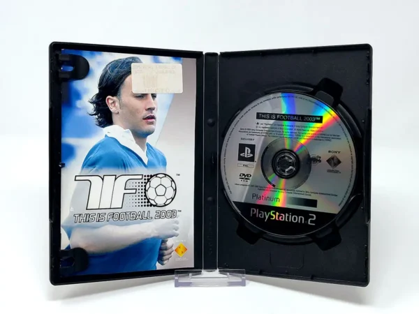 Interior del juego This Is Football 2003 (ITA) para PlayStation 2 con disco y manual