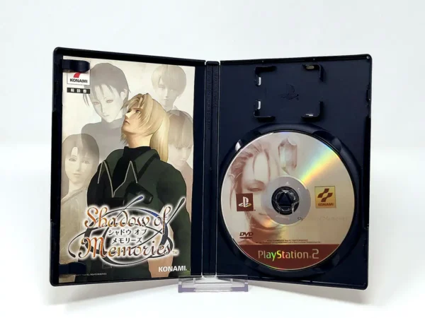 Interior del juego Shadow of Memories (JAP) para PlayStation 2 con disco y manual