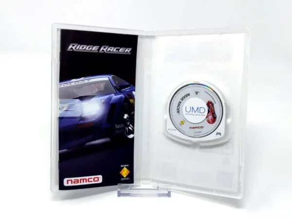 Interior del juego Ridge Racer (ESP) (Essentials) para PSP con disco y manual