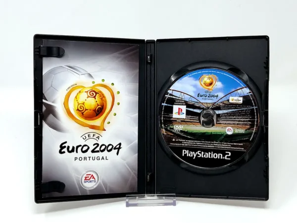Interior del juego UEFA Euro 2004: Portugal  (FRA) para PlayStation 2 con disco y manual