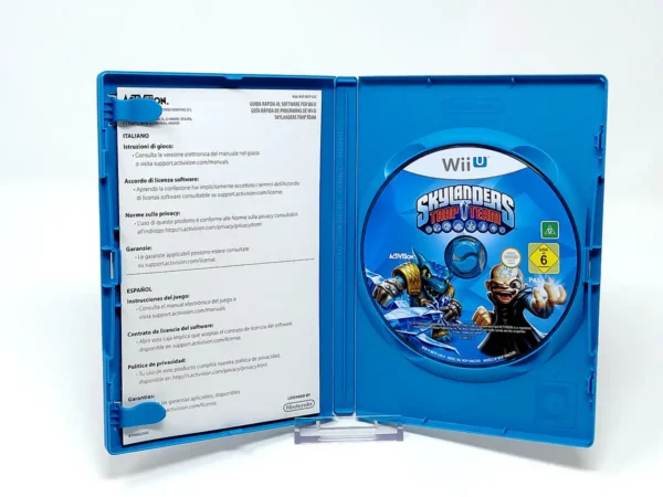 Interior del juego Skylanders: Trap Team (ESP) para Nintendo Wii U con disco y manual