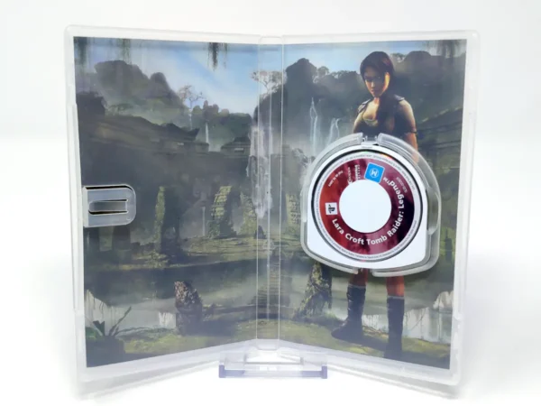 Interior del juego Lara Croft Tomb Raider: Legend (ESP) (Rebajado) para PSP con disco y manual
