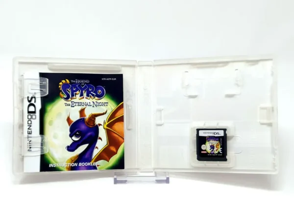 Interior del juego The Legend of Spyro: The Eternal Night (ESP) para Nintendo DS con disco y manual