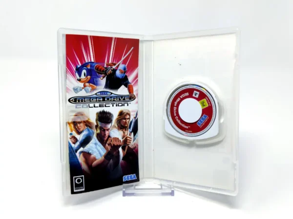 Interior del juego Sega Mega Drive Collection (ESP) (Essentials) para PSP con disco y manual
