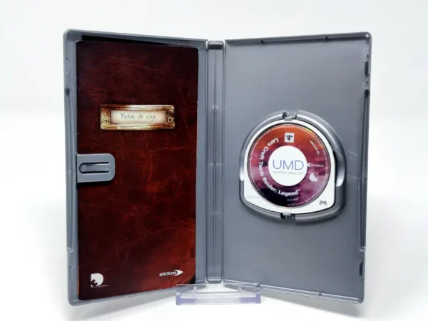 Interior del juego Lara Croft Tomb Raider: Legend (ESP) (Platinum) para PSP con disco y manual