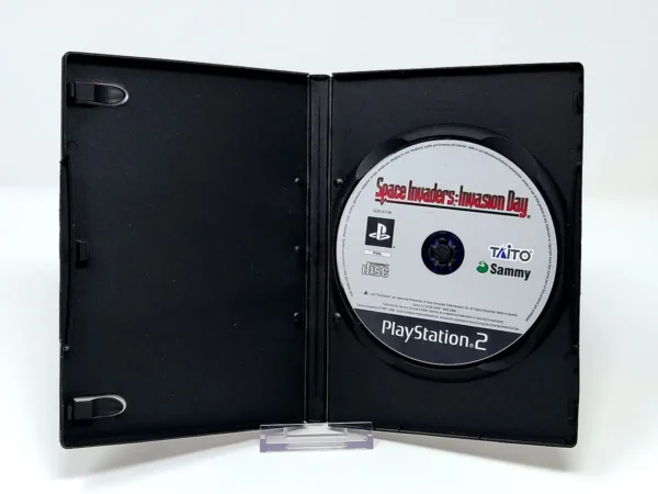 Interior del juego Space Invaders: Invasion Day (FRA) (Rebajado) para PlayStation 2 con disco y manual