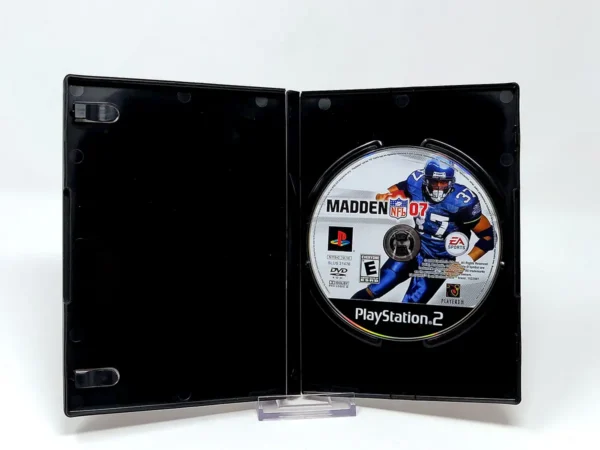 Interior del juego Madden NFL 07 (USA) para PlayStation 2 con disco y manual