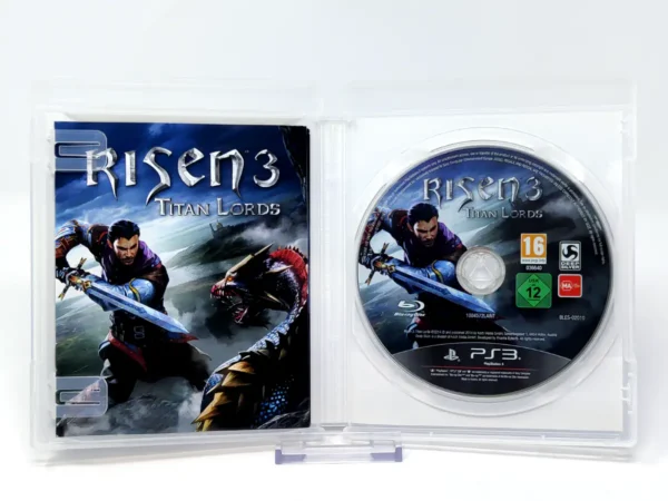 Interior del juego Risen 3: Titan Lords (ESP) para PlayStation 3 con disco y manual