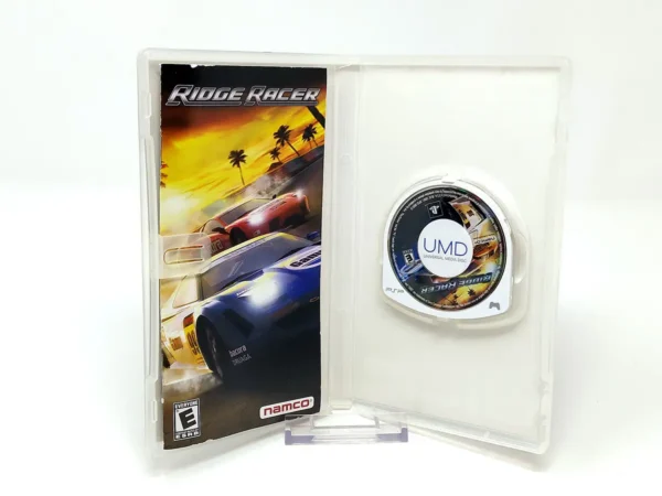 Interior del juego Ridge Racer (USA) para PSP con disco y manual