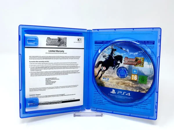 Interior del juego Dynasty Warriors 9 (ESP) para PlayStation 4 con disco y manual