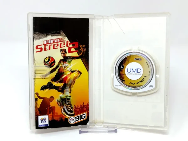 Interior del juego FIFA Street 2 (ESP) para PSP con disco y manual