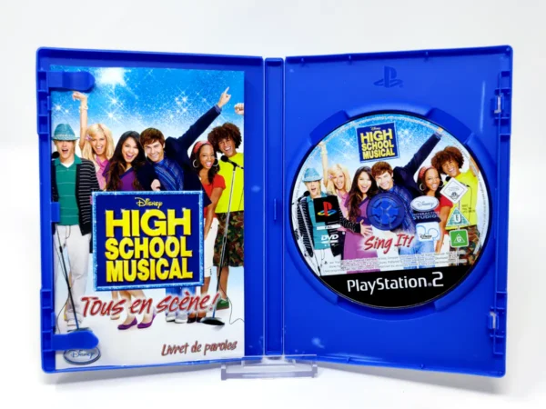 Interior del juego High School Musical: Tous en Scène! (FRA) para PlayStation 2 con disco y manual