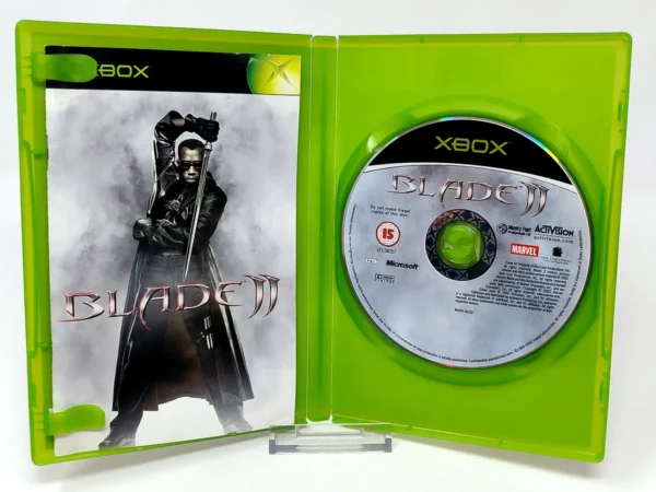 Interior del juego Blade II (FRA) para XBOX con disco y manual