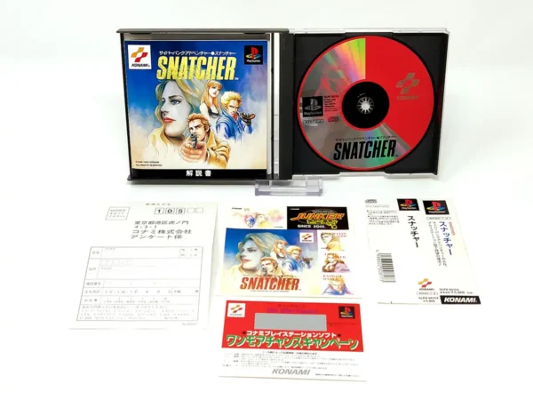 Interior del juego Snatcher (JAP) para PlayStation 1 con disco y manual