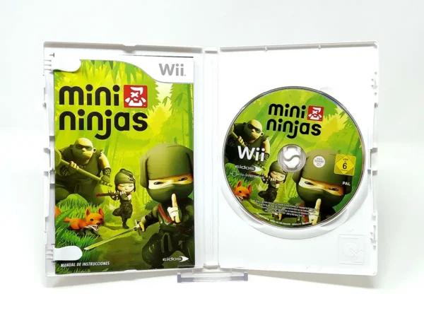 Interior del juego Mini Ninjas (ESP) para Nintendo Wii con disco y manual