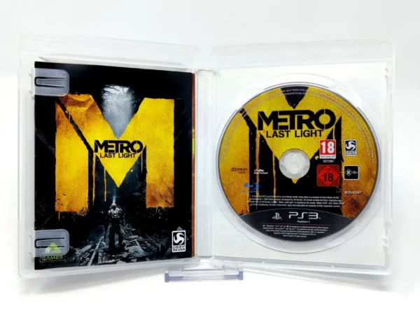 Interior del juego Metro: Last Light (Limited Edition) (ESP) para PlayStation 3 con disco y manual