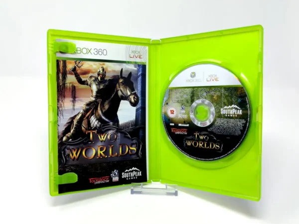 Interior del juego Two Worlds (UK) para XBOX 360 con disco y manual
