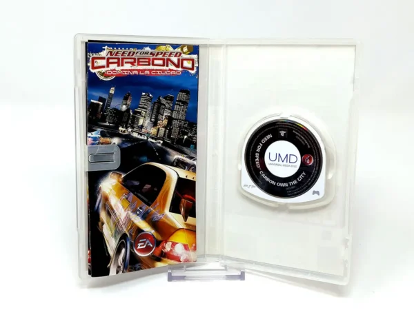 Interior del juego Need for Speed: Carbono: Domina la Ciudad (ESP) para PSP con disco y manual