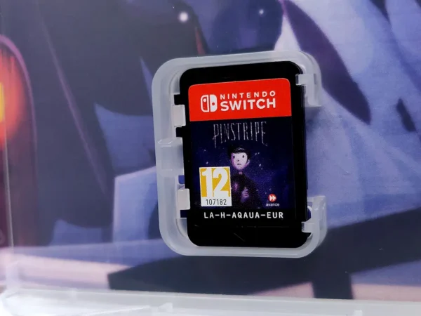 Interior del juego Pinstripe (ESP) para Nintendo Switch con disco y manual