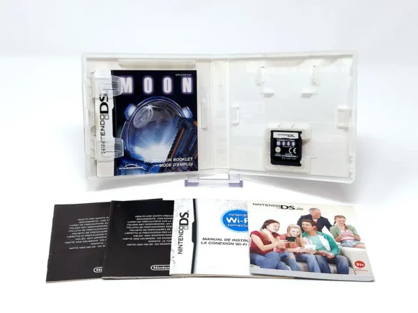 Interior del juego MOON (ESP) para Nintendo DS con disco y manual