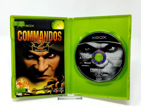 Interior del juego Commandos 2: Men of Courage (FRA) para XBOX con disco y manual