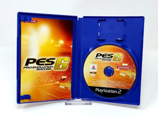 Interior del juego Pro Evolution Soccer 6 (ESP) para PlayStation 2 con disco y manual