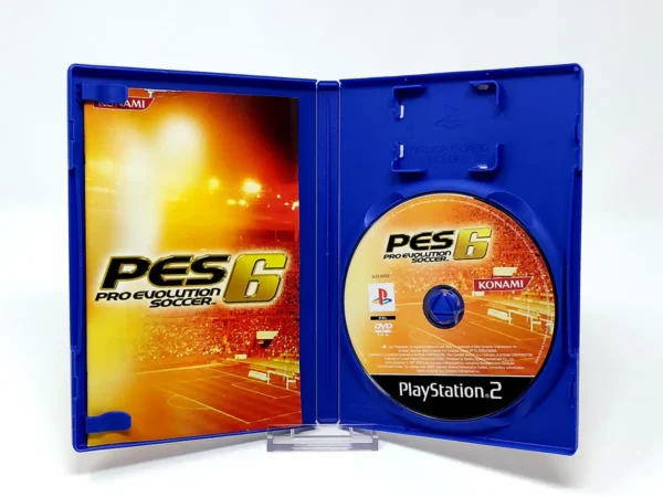 Interior del juego Pro Evolution Soccer 6 (UK) para PlayStation 2 con disco y manual